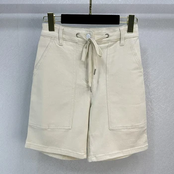 Beež suur tasku minimalistlik ja mitmekülgne naiste lühikesed püksid